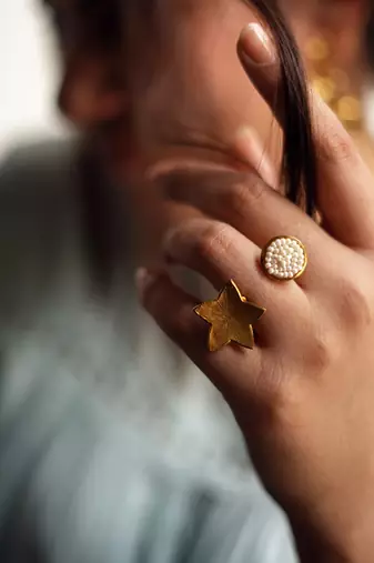 Flower and bud ring ring