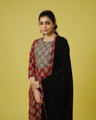 Red 3/4th sleeves cotton cambric traditional motifs calf length kurta set - with dupatta 3