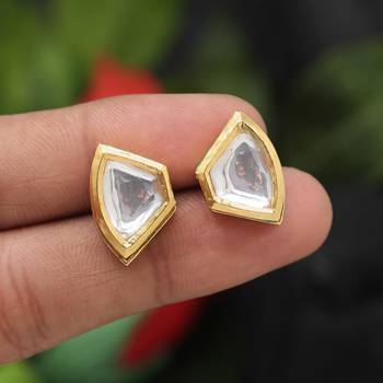 White color stud earrings 1