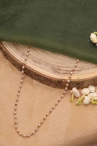 Single Layered Necklace with White Beads