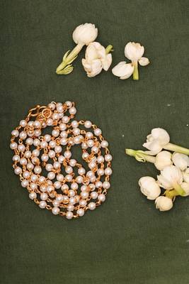 Single Layered Necklace with White Beads 1