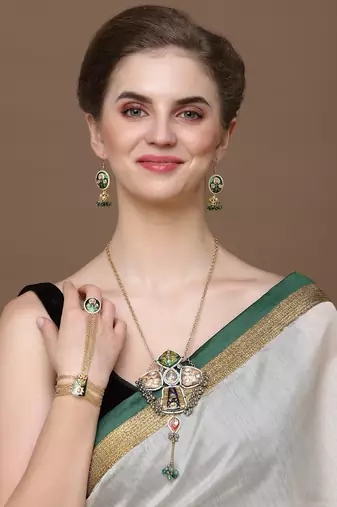 Green & gold adjustable hathphool with kundan &  pearls