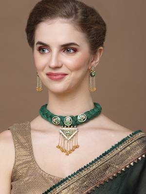 Green & gold chokar necklace  kundan &  pearls 2