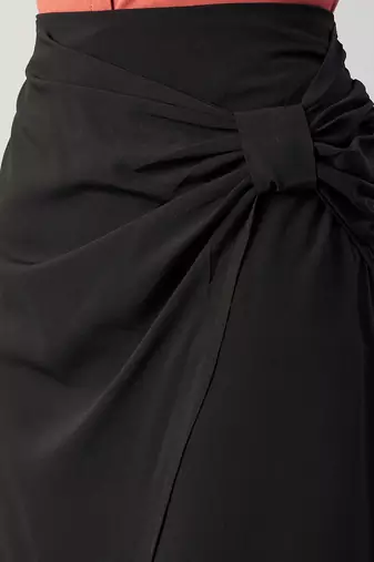 Winered woman  black side bow crepe skirt