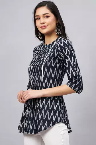 Winered woman black and white ikat print front opening tunic