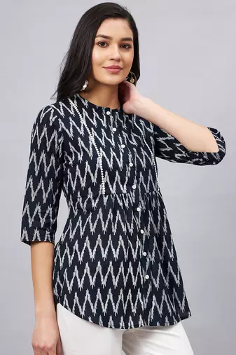 Winered woman black and white ikat print front opening tunic