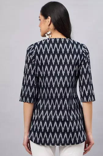 Winered woman black and white ikat print front opening tunic