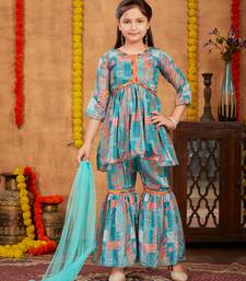 Aarika Feestoutfit Voor Meisjes Aarika Meisjes Kurti Sharara Set - Crème Georgette Met Borduursel - Leeftijd 5-11 Jaar Kurti Sharara Set Voor Kind Feestkleding Aarika Feestoutfit Voor Meisjes Aarika Meisjes Kurti Sharara Set - Crème Georgette Met Borduursel - Leeftijd 5-11 Jaar Kurti Sharara Set Voor Kind Feestkleding