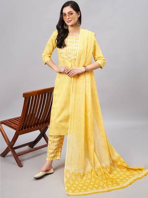 Winered woman yellow gold print triangle lace at yoke kurta set 1