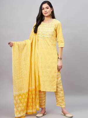 Winered woman yellow gold print triangle lace at yoke kurta set 2