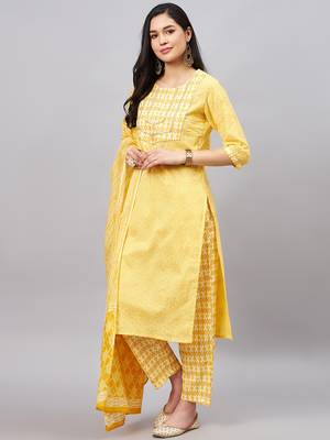 Winered woman yellow gold print triangle lace at yoke kurta set 3