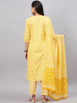 Winered woman yellow gold print triangle lace at yoke kurta set 4