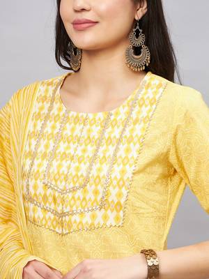 Winered woman yellow gold print triangle lace at yoke kurta set 5