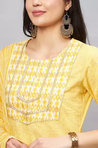 Winered woman yellow gold print triangle lace at yoke kurta set