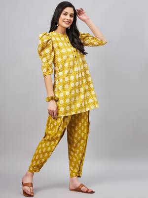 Winered woman yellow front pleated pant with button co-ord set 3