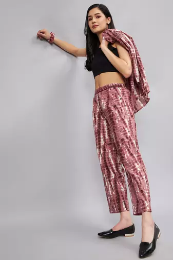 Winered woman rust and white tie & dye co-ord set with scrunchy
