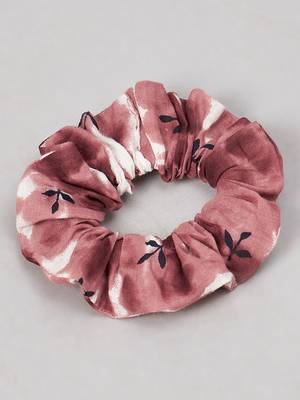 Winered woman rust and white tie & dye co-ord set with scrunchy 4