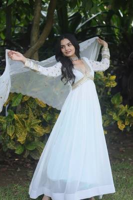 The stunning special designed white gown with dupatta suit 1