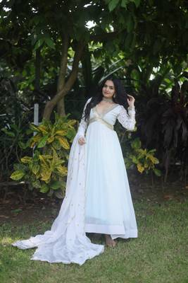 The stunning special designed white gown with dupatta suit 2