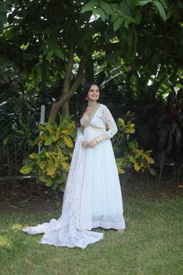 The stunning special designed white gown with dupatta suit 3