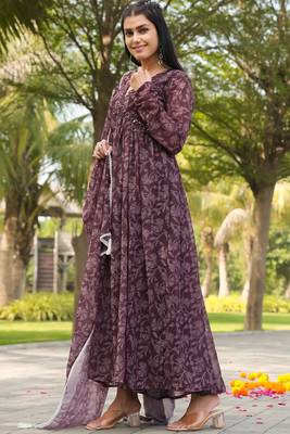 Smart and elegant wine colour gown with dupatta for trendy looks 4