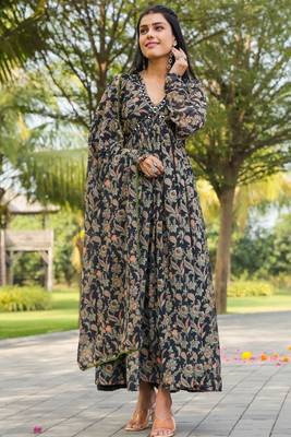 Smart and elegant black colour gown with dupatta for trendy looks 1