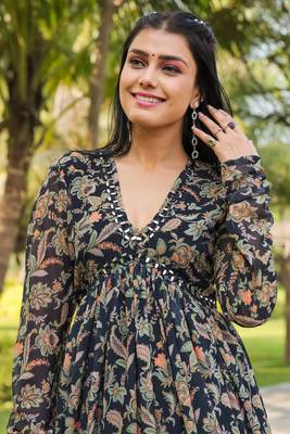 Smart and elegant black colour gown with dupatta for trendy looks 3