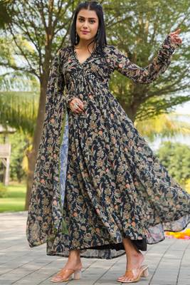 Smart and elegant black colour gown with dupatta for trendy looks 4