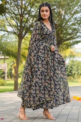 Smart and elegant black colour gown with dupatta for trendy looks 5