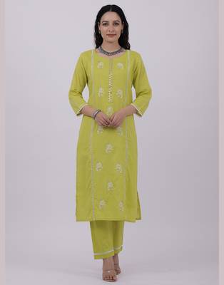 Satrangi women's green cotton embroidered 3/4th sleeve round neck kurta set 1