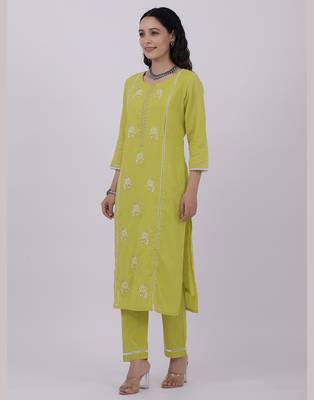 Satrangi women's green cotton embroidered 3/4th sleeve round neck kurta set 3