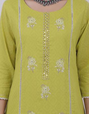 Satrangi women's green cotton embroidered 3/4th sleeve round neck kurta set 4