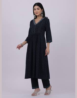 Satrangi women's navy blue blended silk v neck foil print kurta set with three fourth sleeves for women 3