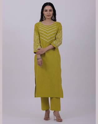 Satrangi women's green cotton embroidered 3/4th sleeve round neck kurta set 1
