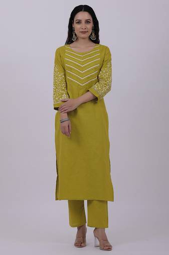 Satrangi women's green cotton embroidered 3/4th sleeve round neck kurta set