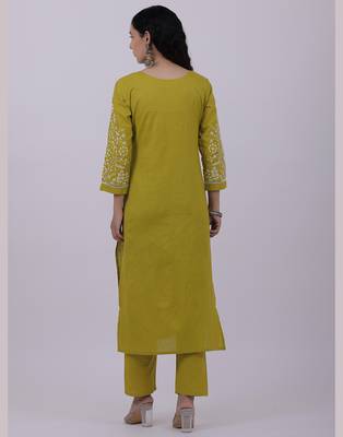 Satrangi women's green cotton embroidered 3/4th sleeve round neck kurta set 2