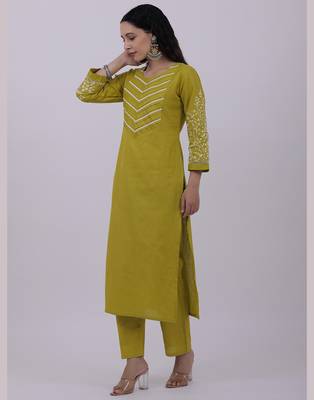 Satrangi women's green cotton embroidered 3/4th sleeve round neck kurta set 3
