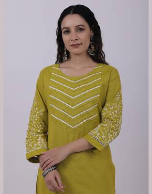 Satrangi women's green cotton embroidered 3/4th sleeve round neck kurta set 4
