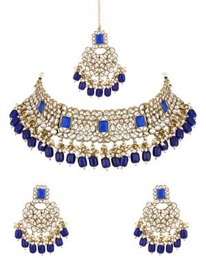 traditional pearl kundan choker jewellery necklace set with maang tikka 2