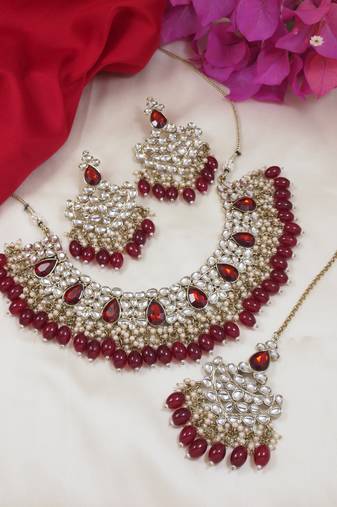 traditional kundan pearl hanging choker necklace jewellery set with earrings & maang tikka