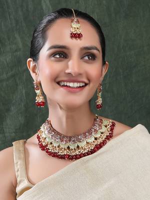 Dual colour maroon kundan meenakari necklace set with earrings and maangtika 2