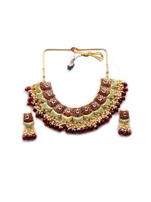 Dual colour maroon kundan meenakari necklace set with earrings and maangtika 3
