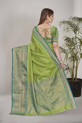 Green kanchipuram pattu silk traditional contrast zari woven saree 3