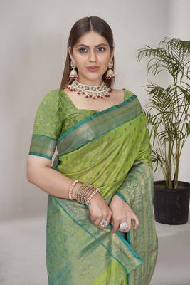 Green kanchipuram pattu silk traditional contrast zari woven saree 4