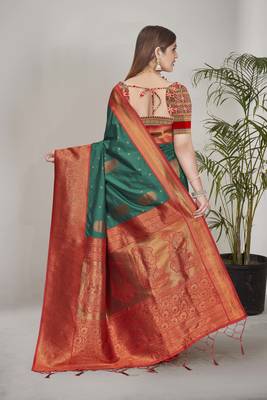 Green Soft Silk Contrast Gold Zari Woven Saree 3