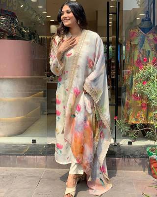 Offwhite organza digita print with thread zari embroidery work kurta pant set 2