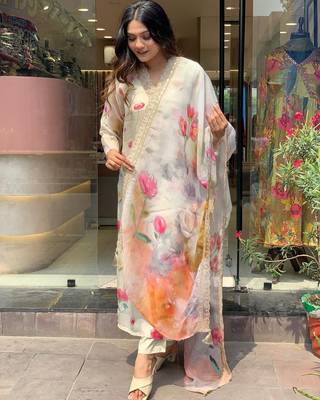 Offwhite organza digita print with thread zari embroidery work kurta pant set 3