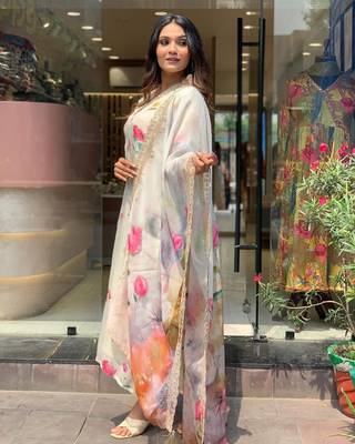 Offwhite organza digita print with thread zari embroidery work kurta pant set 4