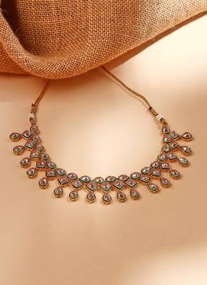 Necklace Set with Earrings and Maang Tikka in White Gold 2