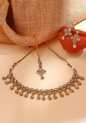 Necklace Set with Earrings and Maang Tikka in White Gold 4
